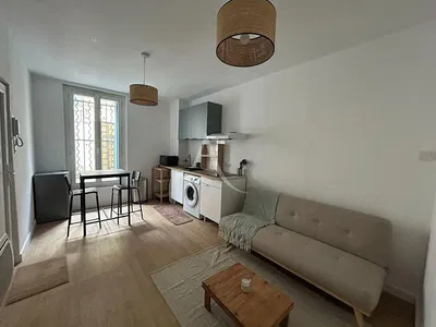 Cozinha; eletrodomésticos, chão de madeira, luz natural, estilo moderno, renovado