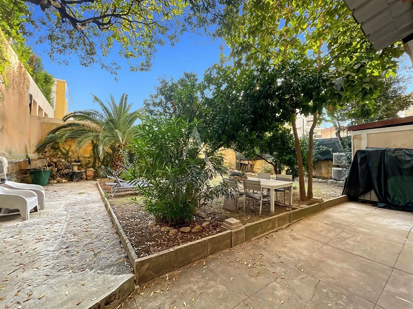 Oturma odası; ahşap zemin, doğal ışık, modern stil, yüksek tavan