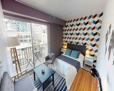 Salon; parquet, lumière naturelle, style moderne, hauteur sous plafond