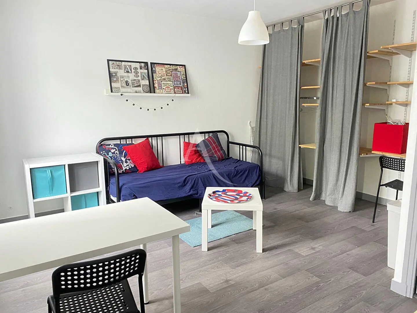 Salon; parquet, lumière naturelle, style moderne, hauteur sous plafond