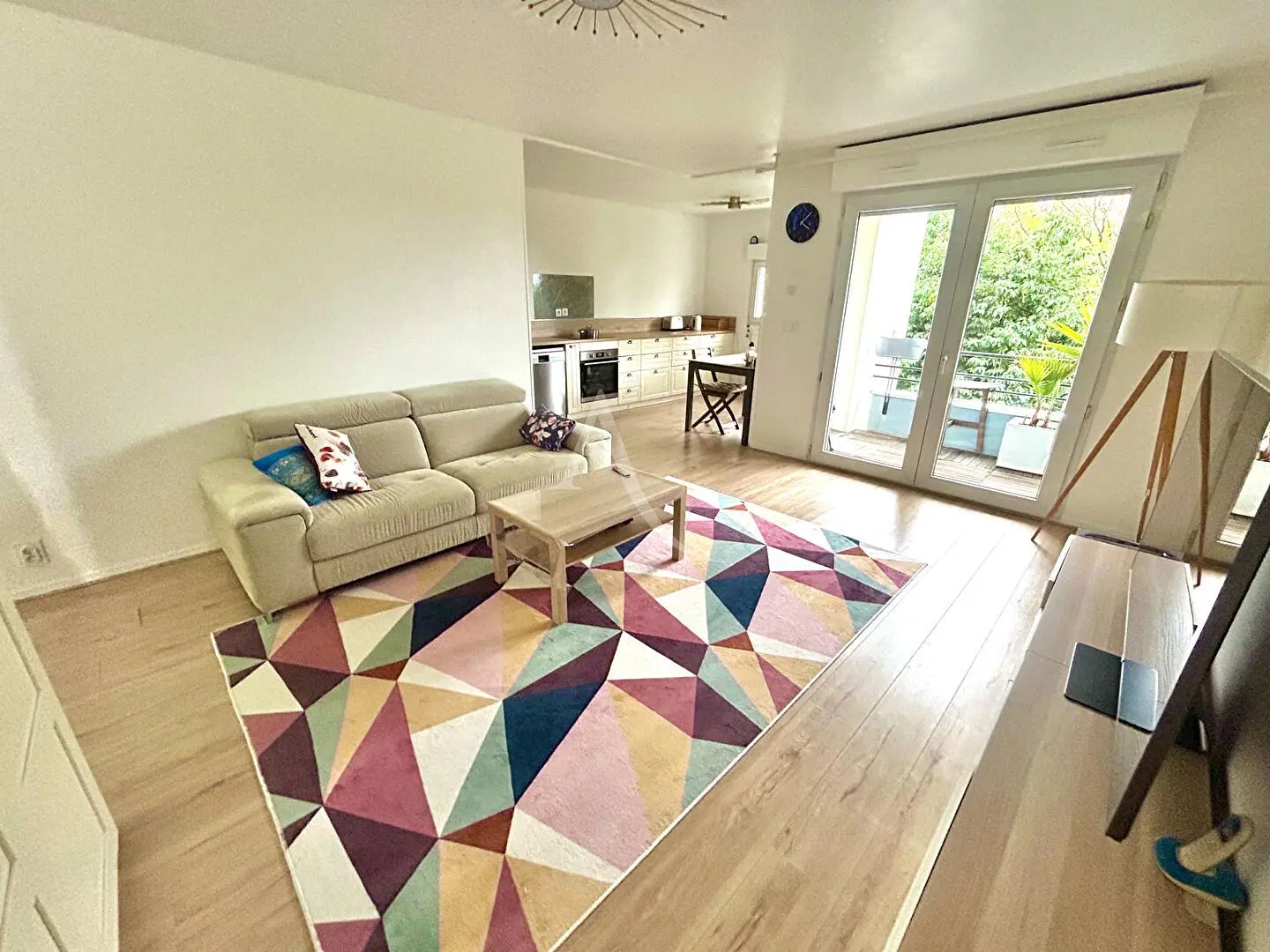 Soggiorno; pavimento in legno, luce naturale, stile moderno, soffitti alti