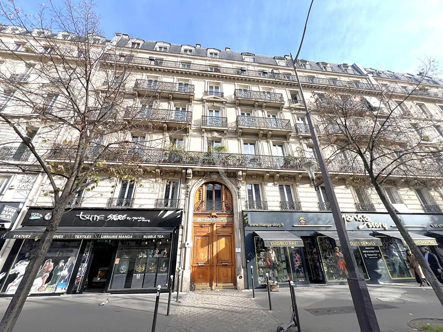 Living room; wood floor, natural light, modern style, high ceiling