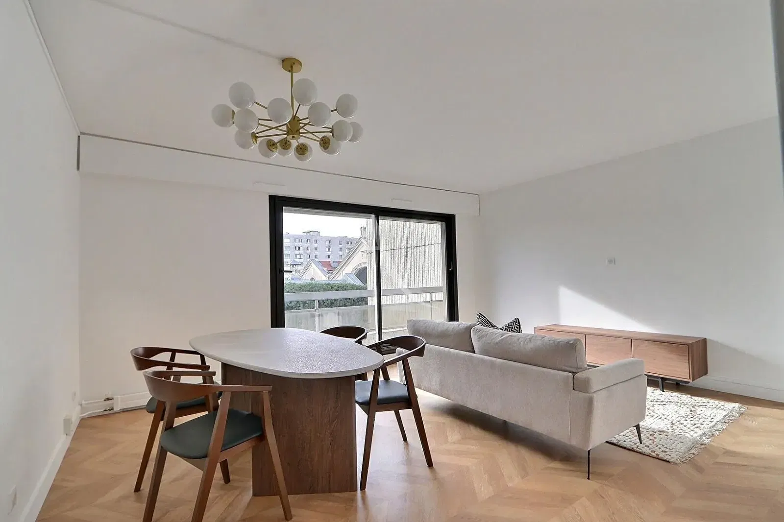 Living room; wood floor, natural light, modern style, high ceiling