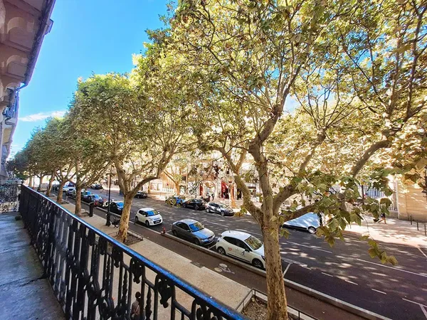 Oturma odası; ahşap zemin, doğal ışık, modern stil, yüksek tavan