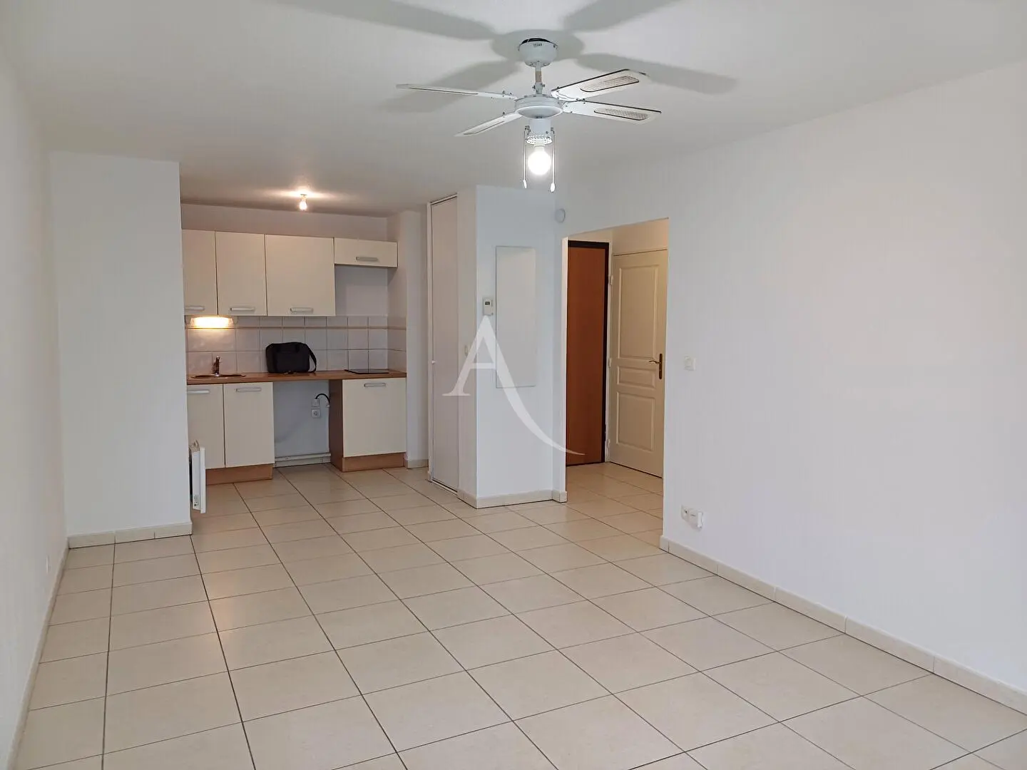 Oturma odası; ahşap zemin, doğal ışık, modern stil, yüksek tavan