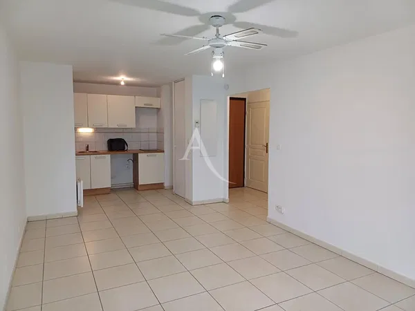 Oturma odası; ahşap zemin, doğal ışık, modern stil, yüksek tavan