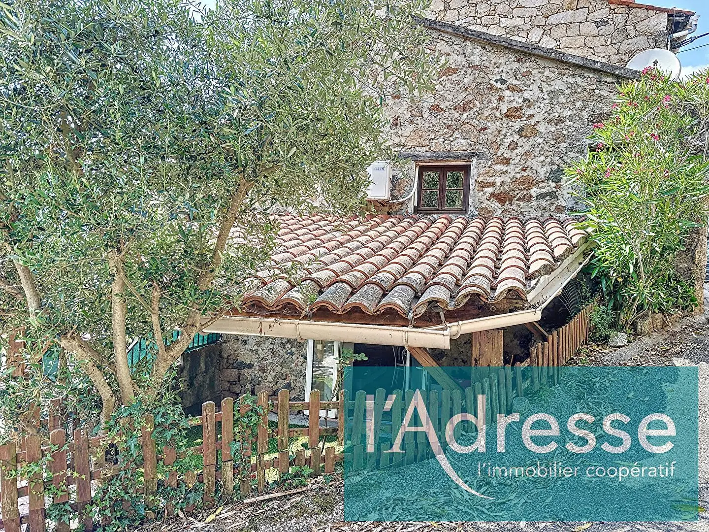 Salon; parquet, lumière naturelle, style moderne, hauteur sous plafond