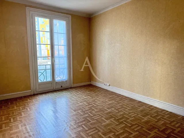 Obývačka; drevená podlaha, prirodzené svetlo, moderný štýl, vysoké stropy