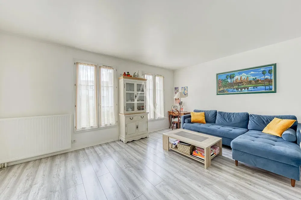 Wohnzimmer; holzboden, tageslicht, moderner stil, hohe decken