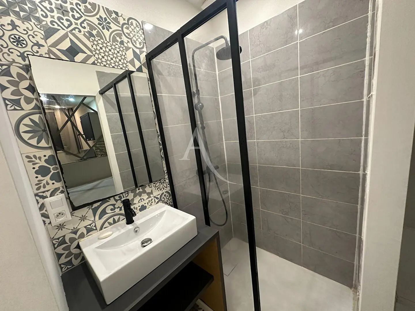 Wohnzimmer; holzboden, tageslicht, moderner stil, hohe decken