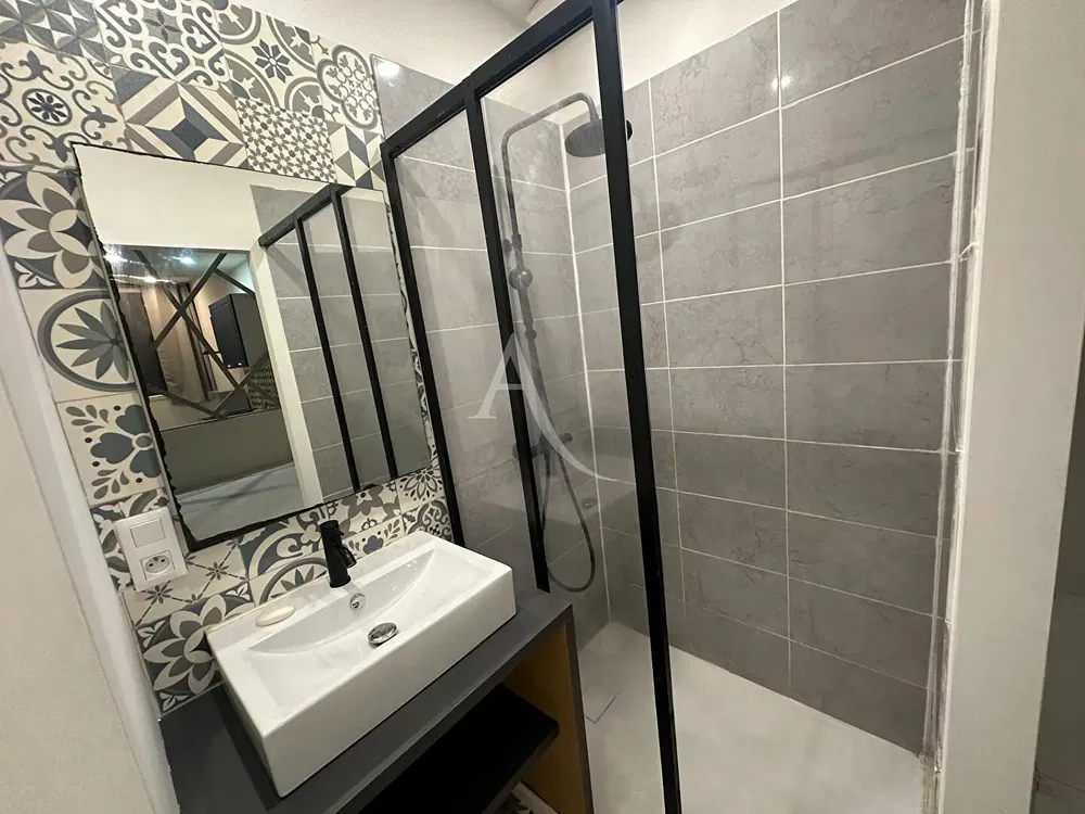 Wohnzimmer; holzboden, tageslicht, moderner stil, hohe decken