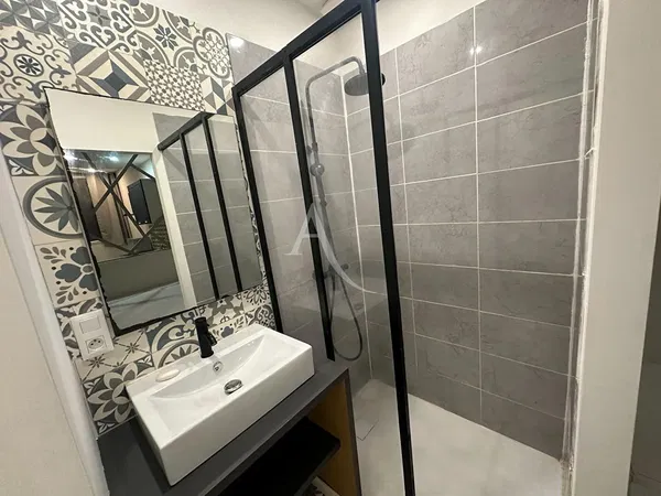 Soggiorno; pavimento in legno, luce naturale, stile moderno, soffitti alti