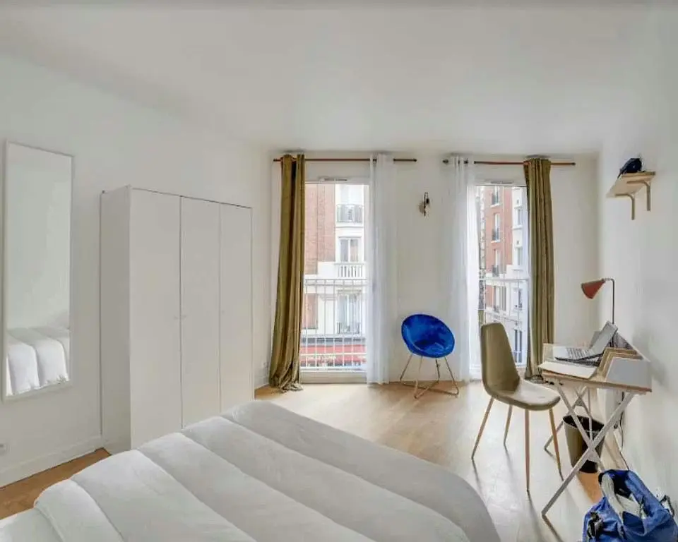 Living room; wood floor, natural light, modern style, high ceiling