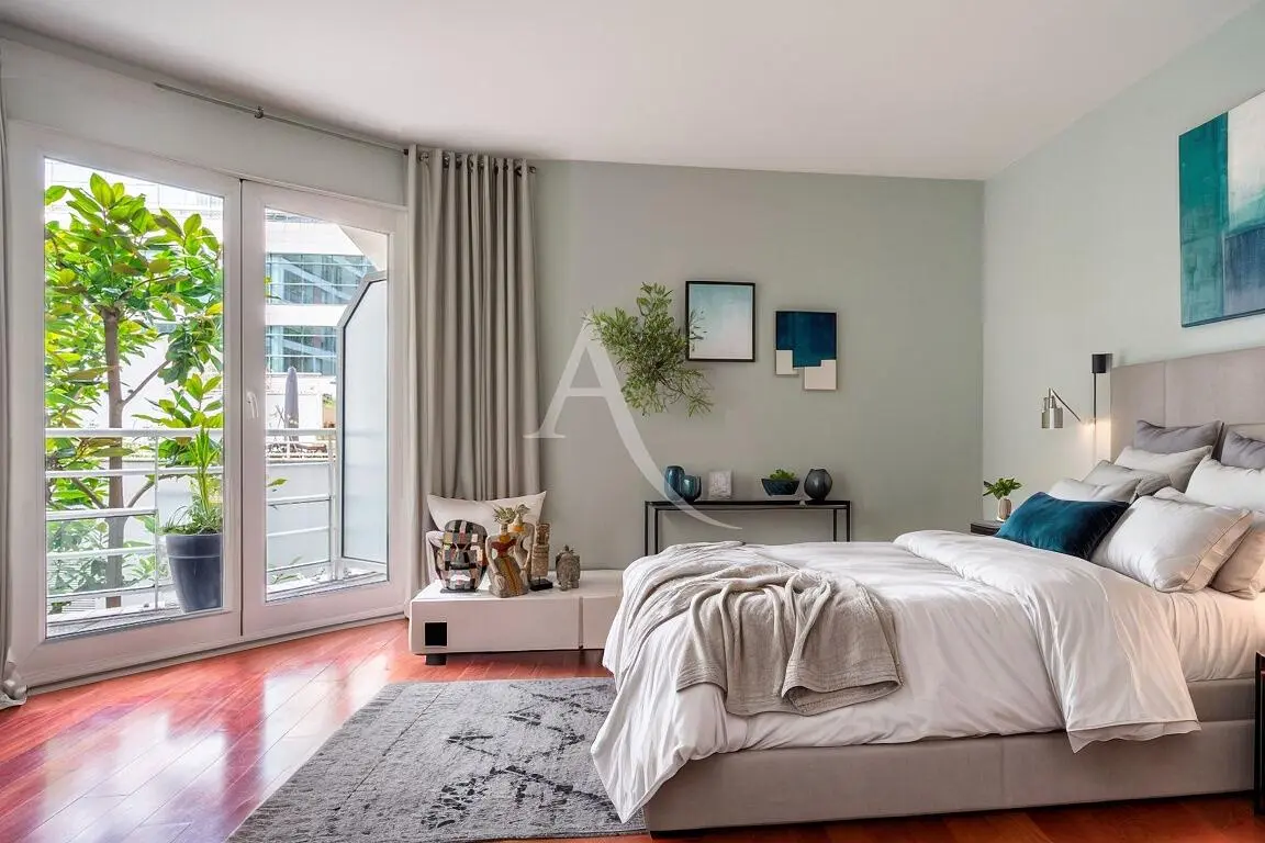 Wohnzimmer; holzboden, tageslicht, moderner stil, hohe decken