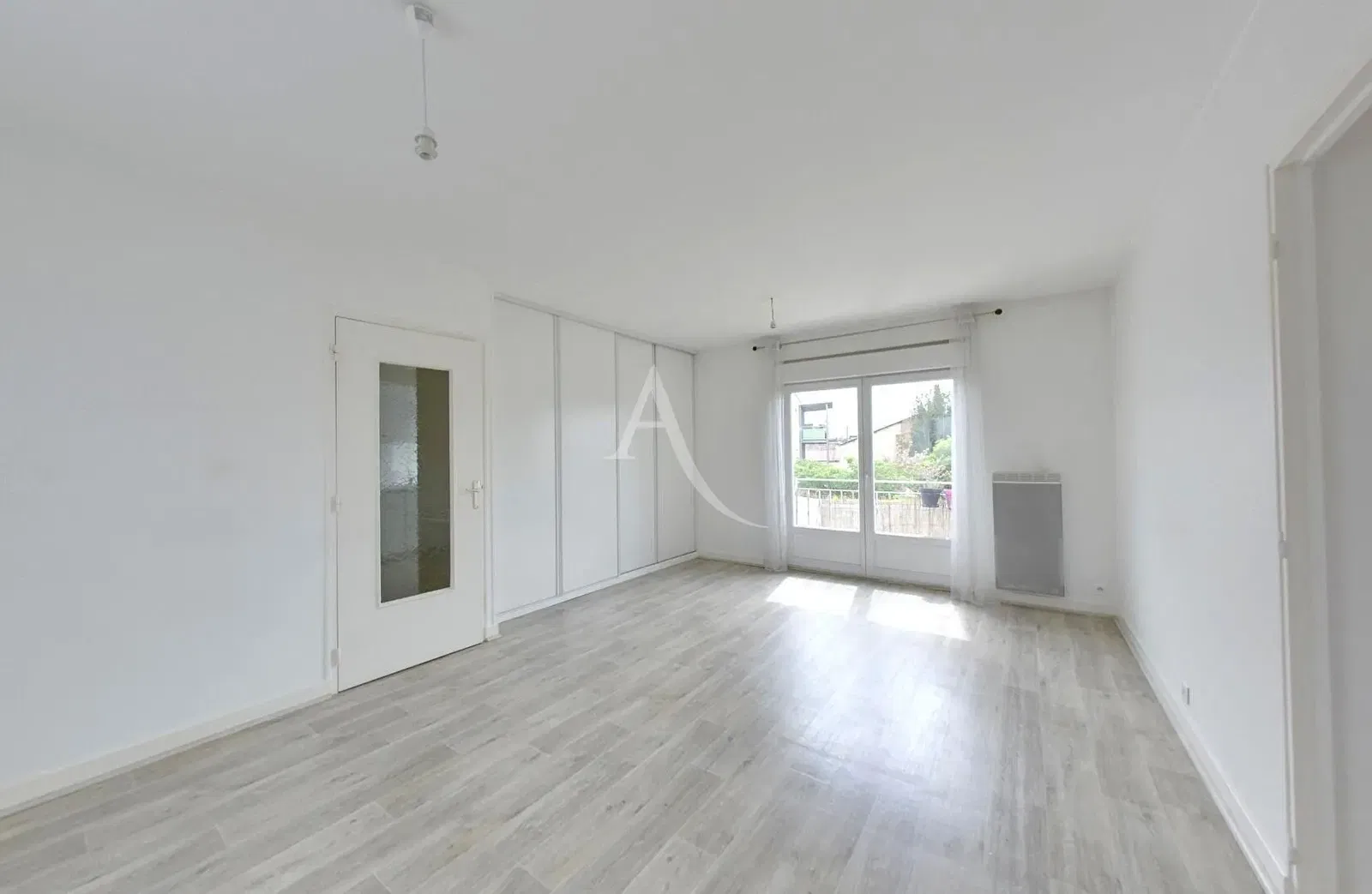 Obývací pokoj; dřevěná podlaha, přirozené světlo, moderní styl, vysoké stropy