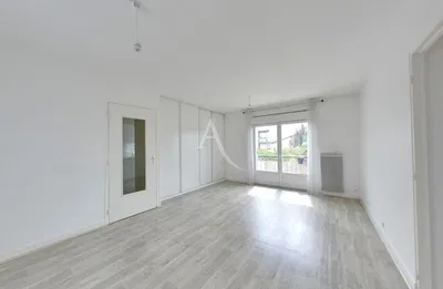 Obývací pokoj; dřevěná podlaha, přirozené světlo, moderní styl, vysoké stropy