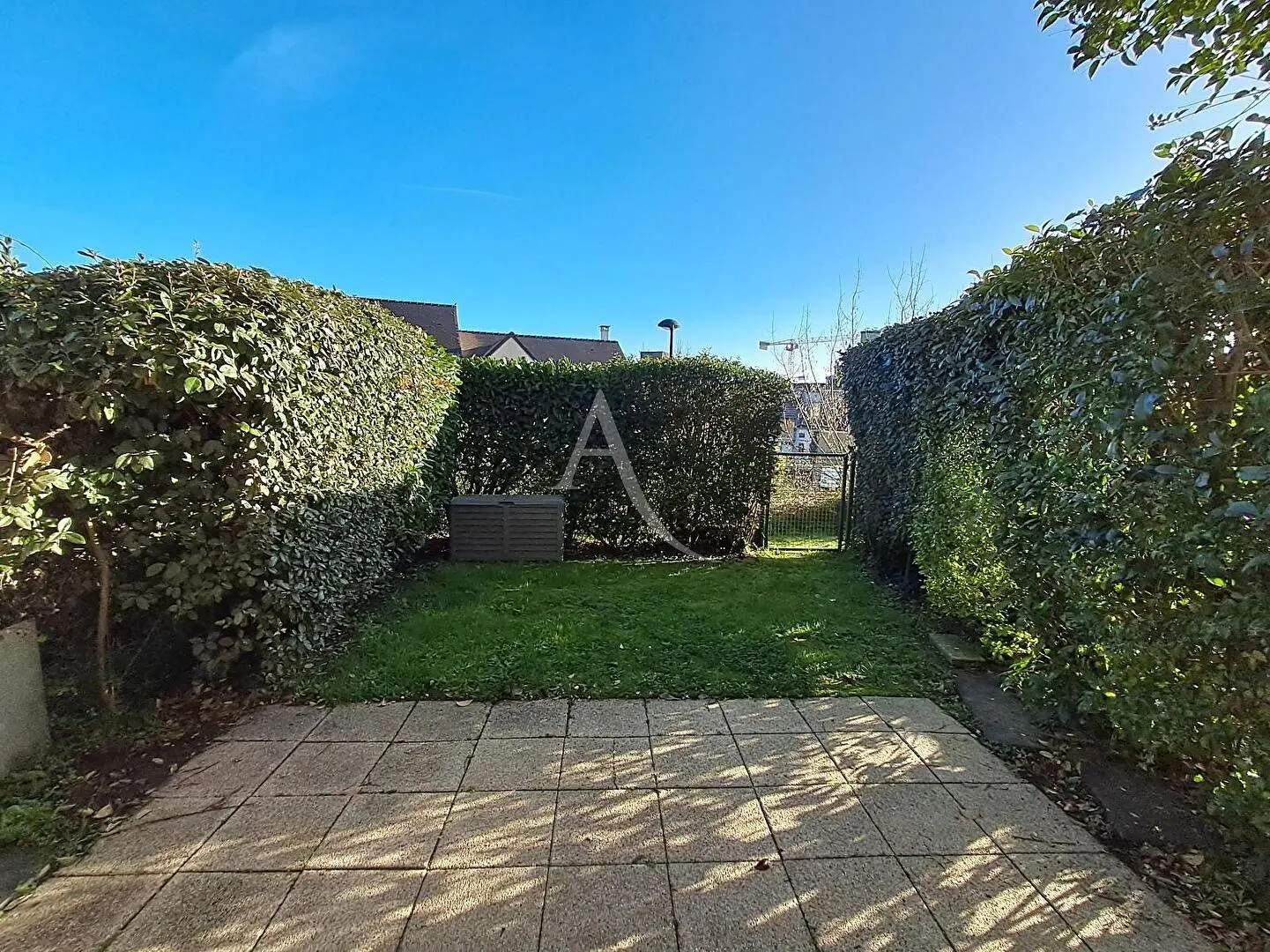 Salon; podłoga drewniana, światło dzienne, styl nowoczesny, wysokie sufity