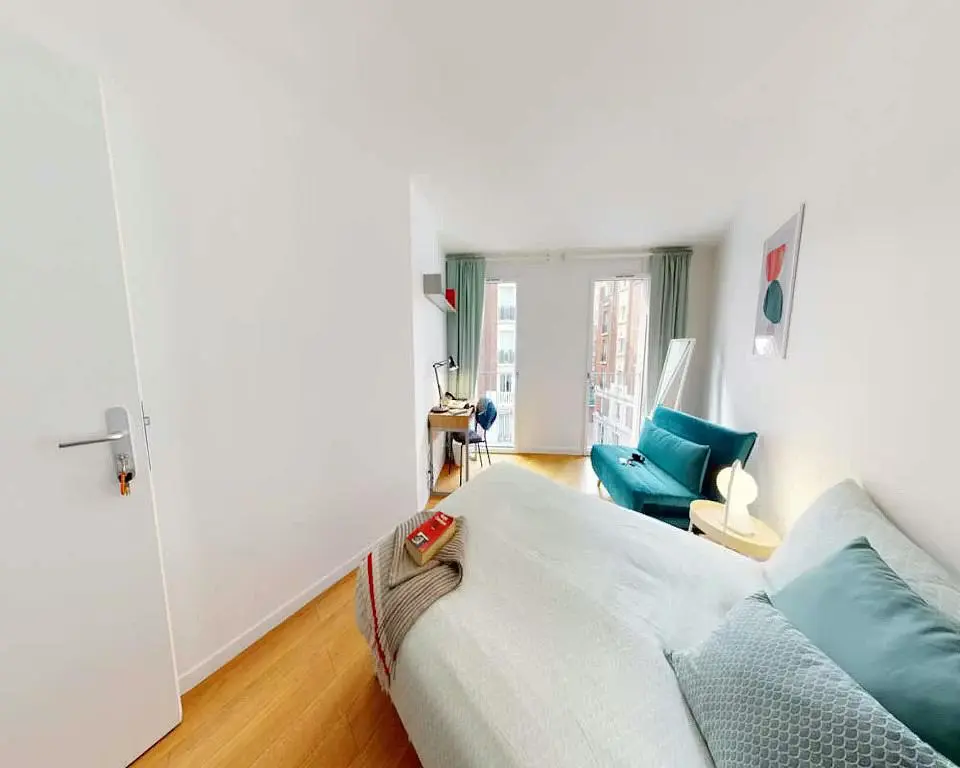 Кухня; кухненски уреди, дървен под, естествена светлина, модерен стил, ремонтиран