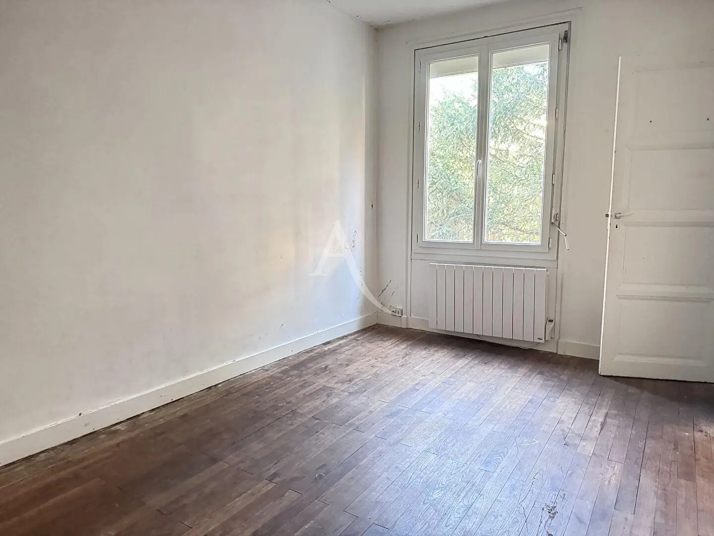 Wohnzimmer; holzboden, tageslicht, moderner stil, hohe decken