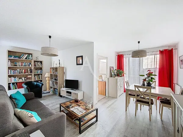 Salon; podłoga drewniana, światło dzienne, styl nowoczesny, wysokie sufity