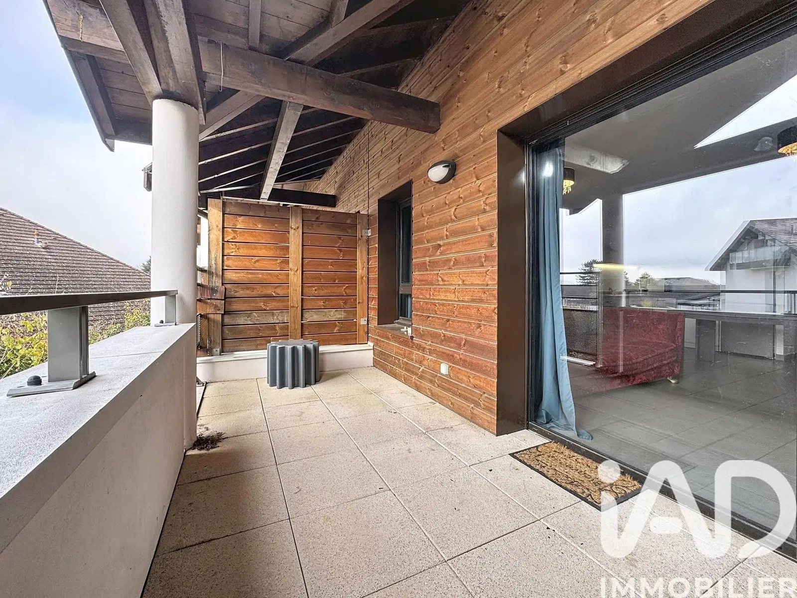 Kuchyně; kuchyňské spotřebiče, dřevěná podlaha, přirozené světlo, moderní styl, po rekonstrukci