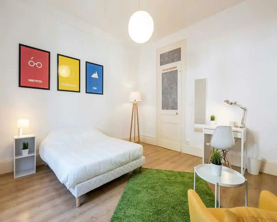 Obývací pokoj; dřevěná podlaha, přirozené světlo, moderní styl, vysoké stropy