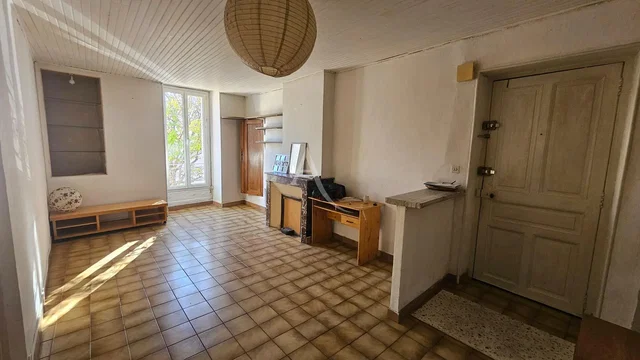 Living room; wood floor, natural light, modern style, high ceiling