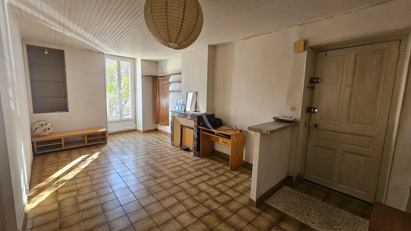 Salon; podłoga drewniana, światło dzienne, styl nowoczesny, wysokie sufity