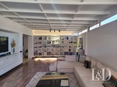 Salon; parquet, lumière naturelle, style moderne, hauteur sous plafond