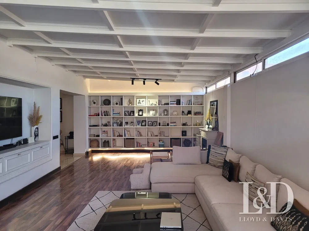 Salón; suelo de madera, luz natural, estilo moderno, techos altos