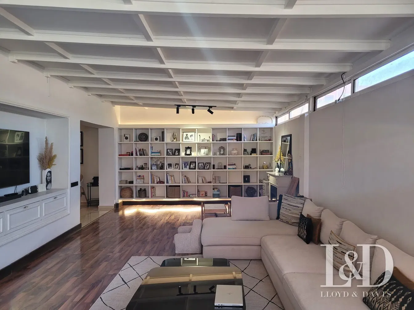 Salón; suelo de madera, luz natural, estilo moderno, techos altos