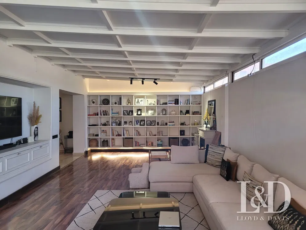 Salón; suelo de madera, luz natural, estilo moderno, techos altos