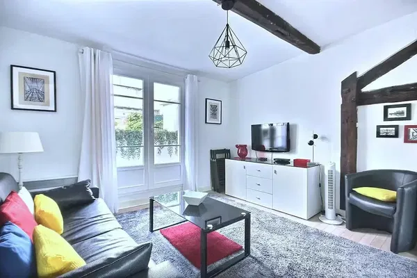 Salon; parquet, lumière naturelle, style moderne, hauteur sous plafond