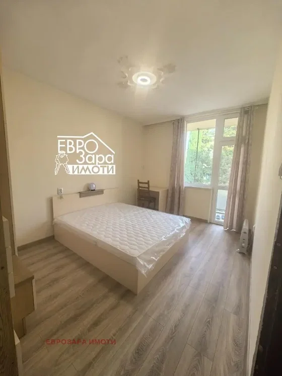 Living room; wood floor, natural light, modern style, high ceiling