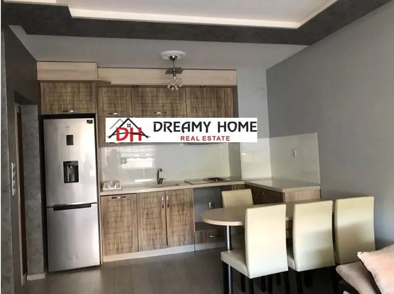 Wohnzimmer; tageslicht, holzboden, moderner stil, hohe decken