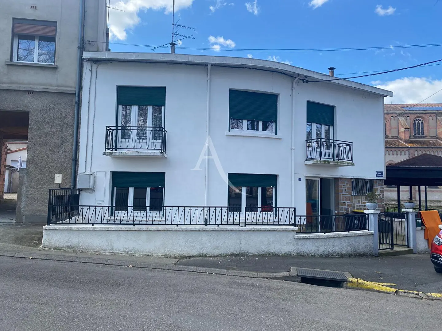 Soggiorno; pavimento in legno, luce naturale, stile moderno, soffitti alti