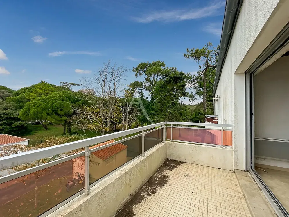 Woonkamer; houten vloer, natuurlijk licht, moderne stijl, hoge plafonds