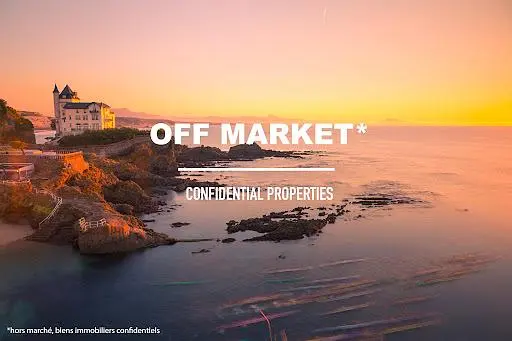 Soggiorno; pavimento in legno, luce naturale, stile moderno, soffitti alti