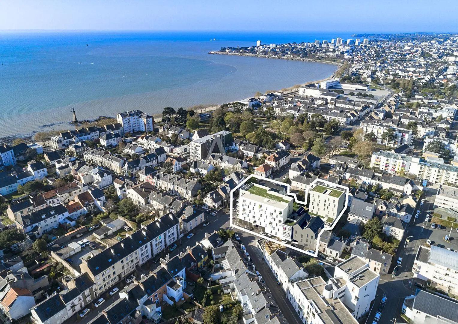 Wohnzimmer; holzboden, tageslicht, moderner stil, hohe decken