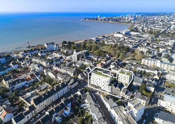 Wohnzimmer; holzboden, tageslicht, moderner stil, hohe decken