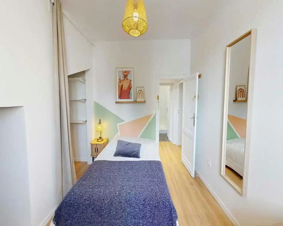 Wohnzimmer; holzboden, tageslicht, moderner stil, hohe decken