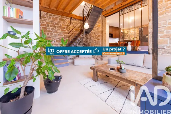 Woonkamer; houten vloer, natuurlijk licht, moderne stijl, hoge plafonds