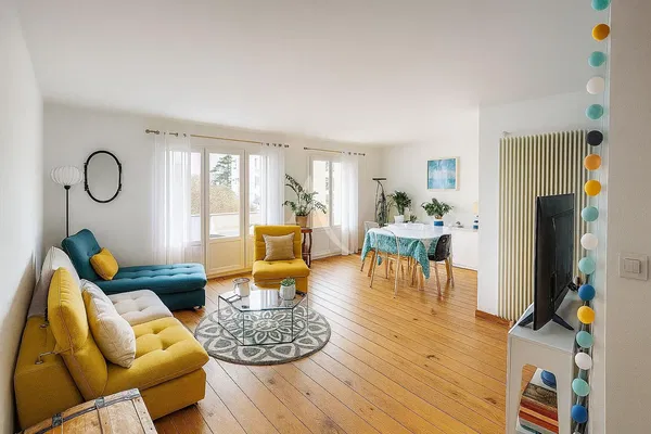 Soggiorno; pavimento in legno, luce naturale, stile moderno, soffitti alti