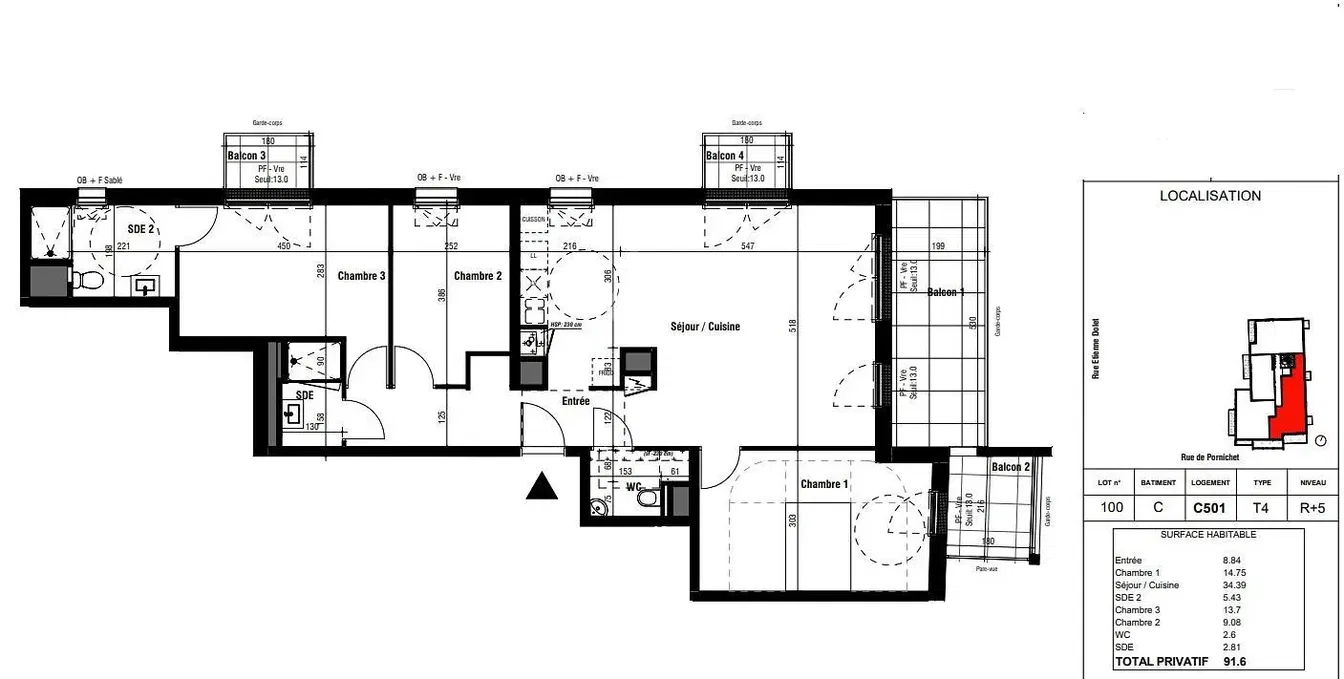 Obývačka; drevená podlaha, prirodzené svetlo, moderný štýl, vysoké stropy