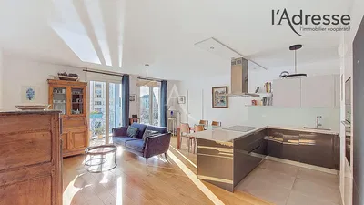 Хол; дървен под, естествена светлина, модерен стил, високи тавани