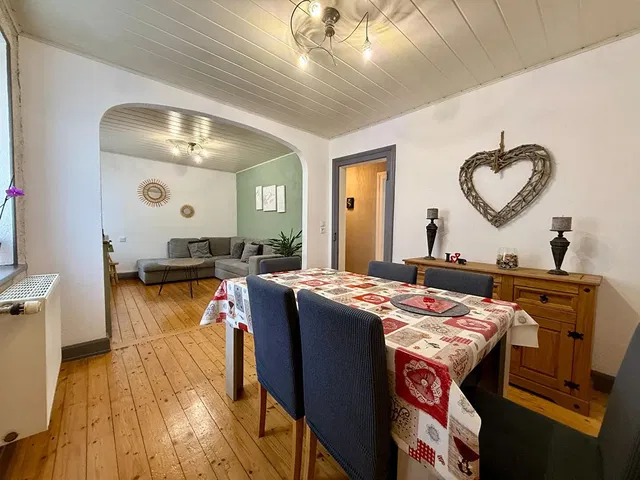 Soggiorno; pavimento in legno, luce naturale, stile moderno, soffitti alti