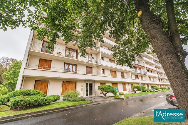 Cucina; elettrodomestici, pavimento in legno, luce naturale, stile moderno, ristrutturato