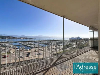 Cocina; electrodomésticos, suelo de madera, luz natural, estilo moderno, renovado