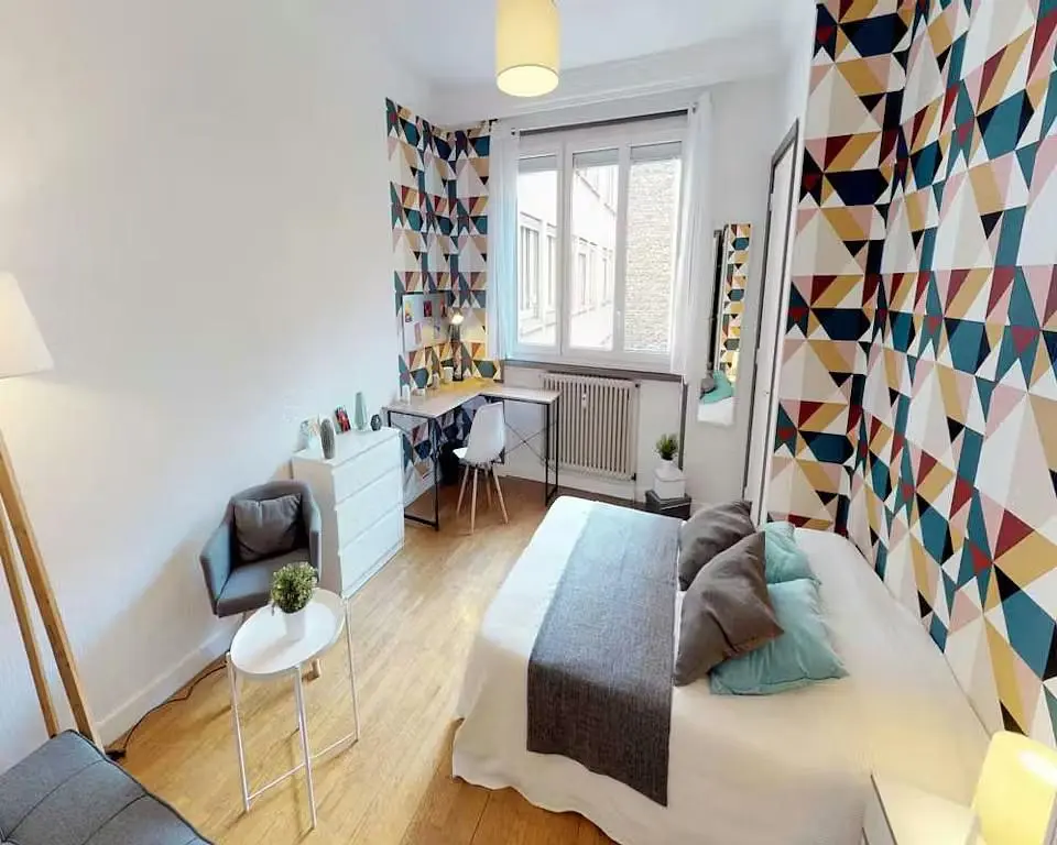 Kuchyně; kuchyňské spotřebiče, dřevěná podlaha, přirozené světlo, moderní styl, po rekonstrukci