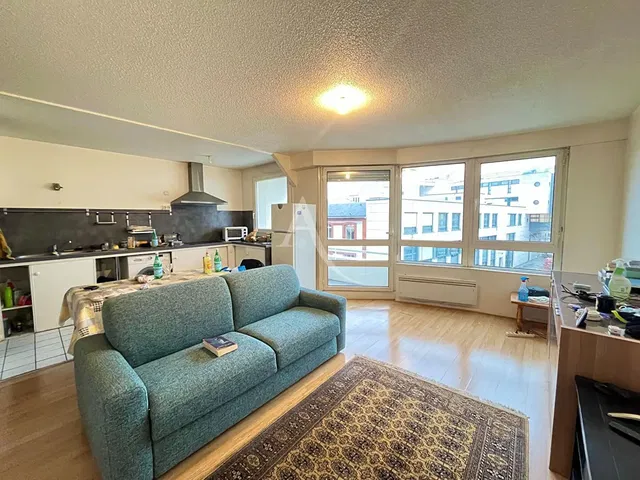 Dnevna soba; drveni pod, prirodno svjetlo, moderni stil, visoki plafoni